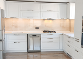 Mobilier de bucătărie NORVINIA cu fronturi din MDF termoformat și blat din cuarț compozit