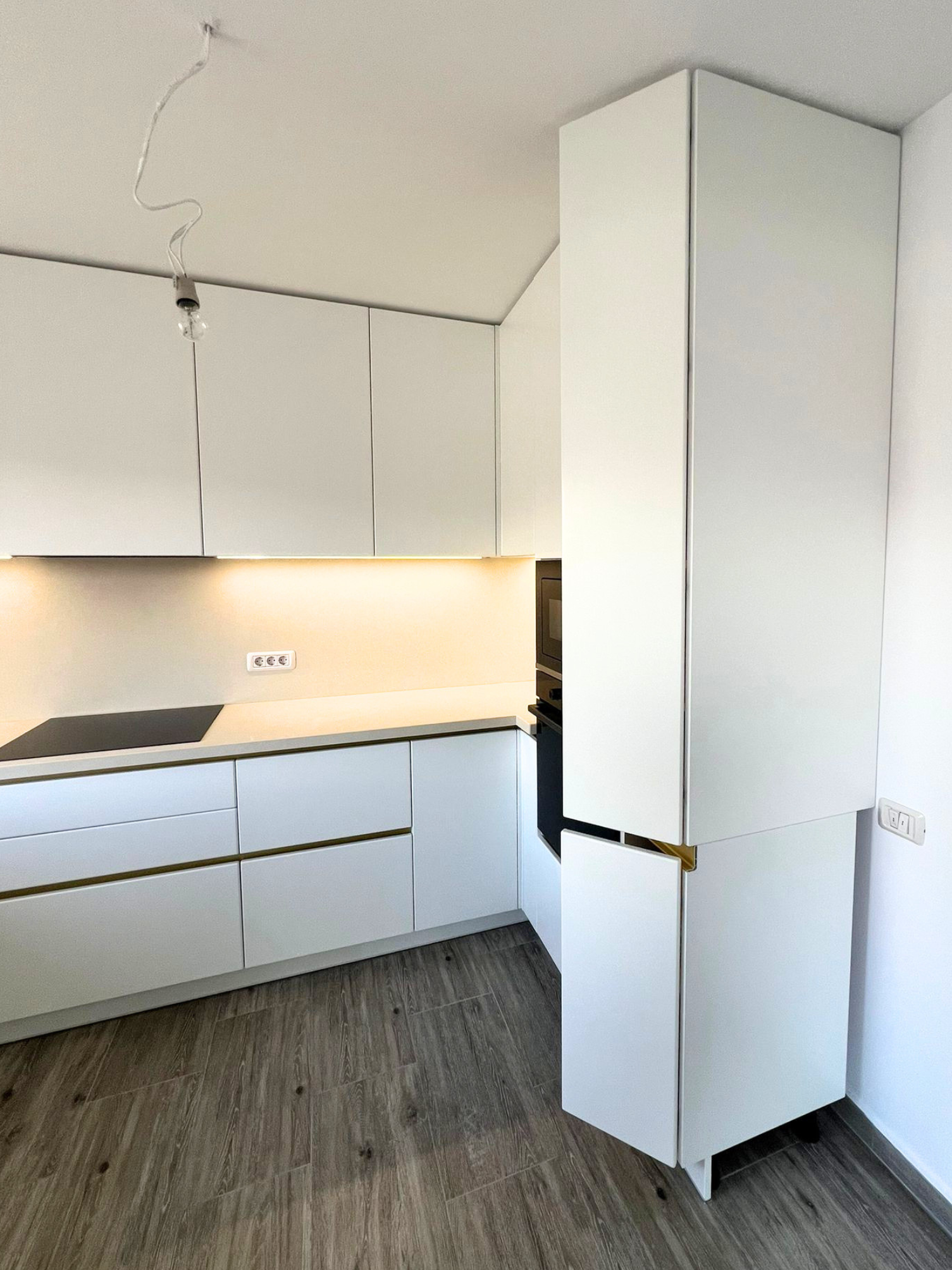 Mobilier de bucătărie NORVINIA, cu fronturi din MDF termoformat și mânere tip profil GOLA și blat din cuarț compozit