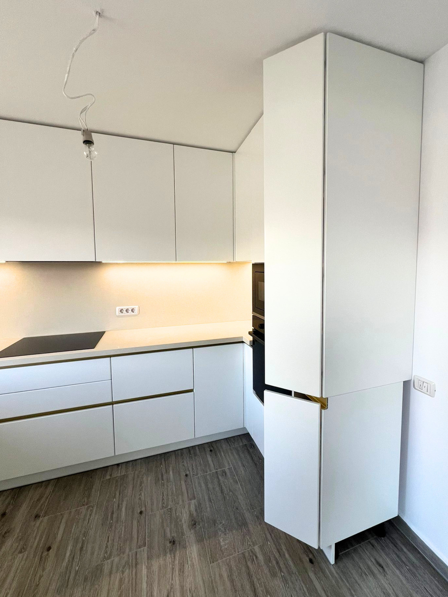 Mobilier de bucătărie NORVINIA, cu fronturi din MDF termoformat și mânere tip profil GOLA și blat din cuarț compozit