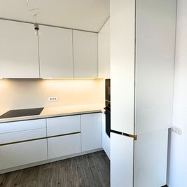 Mobilier de bucătărie NORVINIA, cu fronturi din MDF termoformat și mânere tip profil GOLA și blat din cuarț compozit