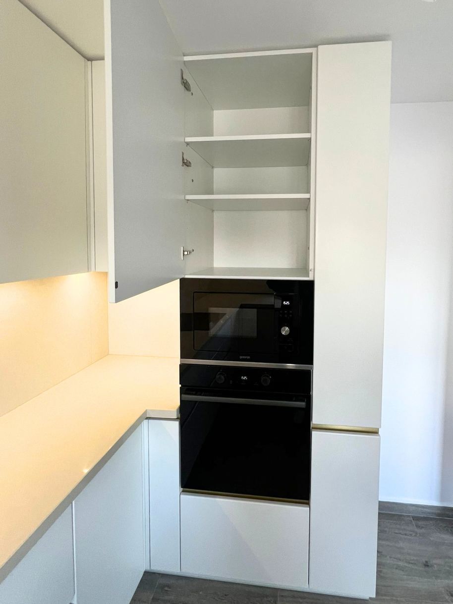 Mobilier de bucătărie NORVINIA, cu fronturi din MDF termoformat și mânere tip profil GOLA și blat din cuarț compozit