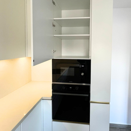 Mobilier de bucătărie NORVINIA, cu fronturi din MDF termoformat și mânere tip profil GOLA și blat din cuarț compozit