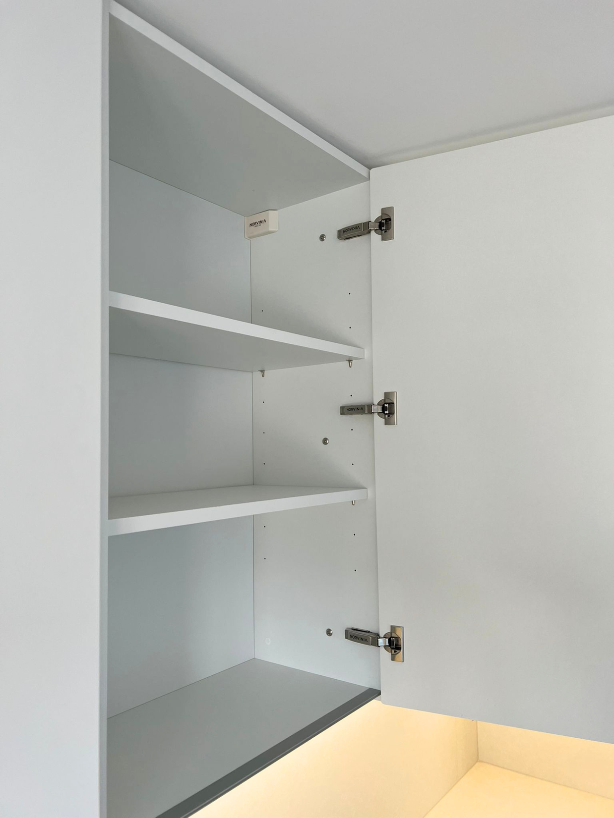Mobilier de bucătărie NORVINIA, cu fronturi din MDF termoformat și mânere tip profil GOLA și blat din cuarț compozit