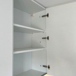 Mobilier de bucătărie NORVINIA, cu fronturi din MDF termoformat și mânere tip profil GOLA și blat din cuarț compozit