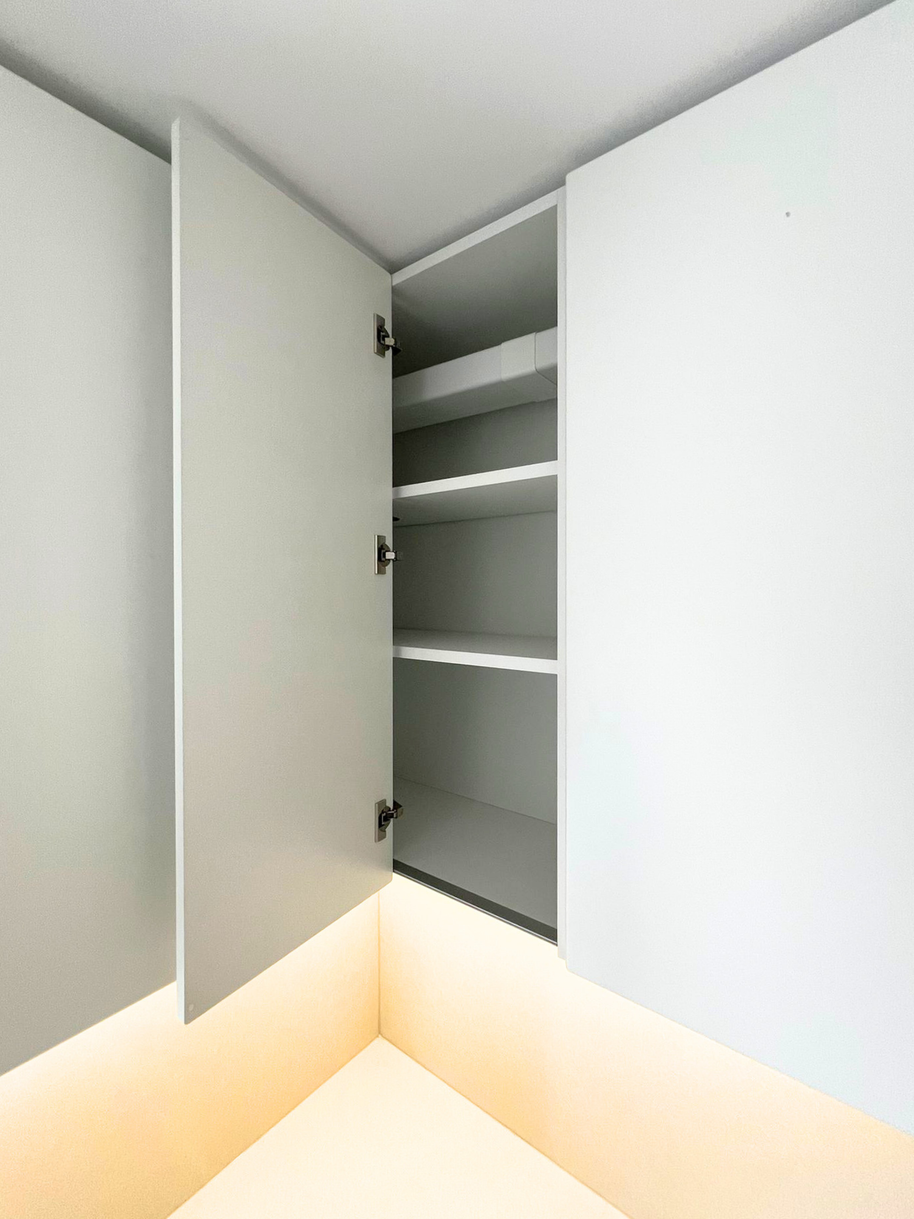 Mobilier de bucătărie NORVINIA, cu fronturi din MDF termoformat și mânere tip profil GOLA și blat din cuarț compozit