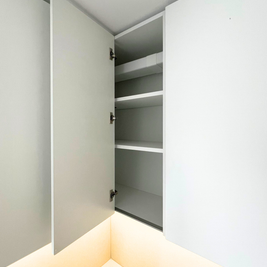 Mobilier de bucătărie NORVINIA, cu fronturi din MDF termoformat și mânere tip profil GOLA și blat din cuarț compozit