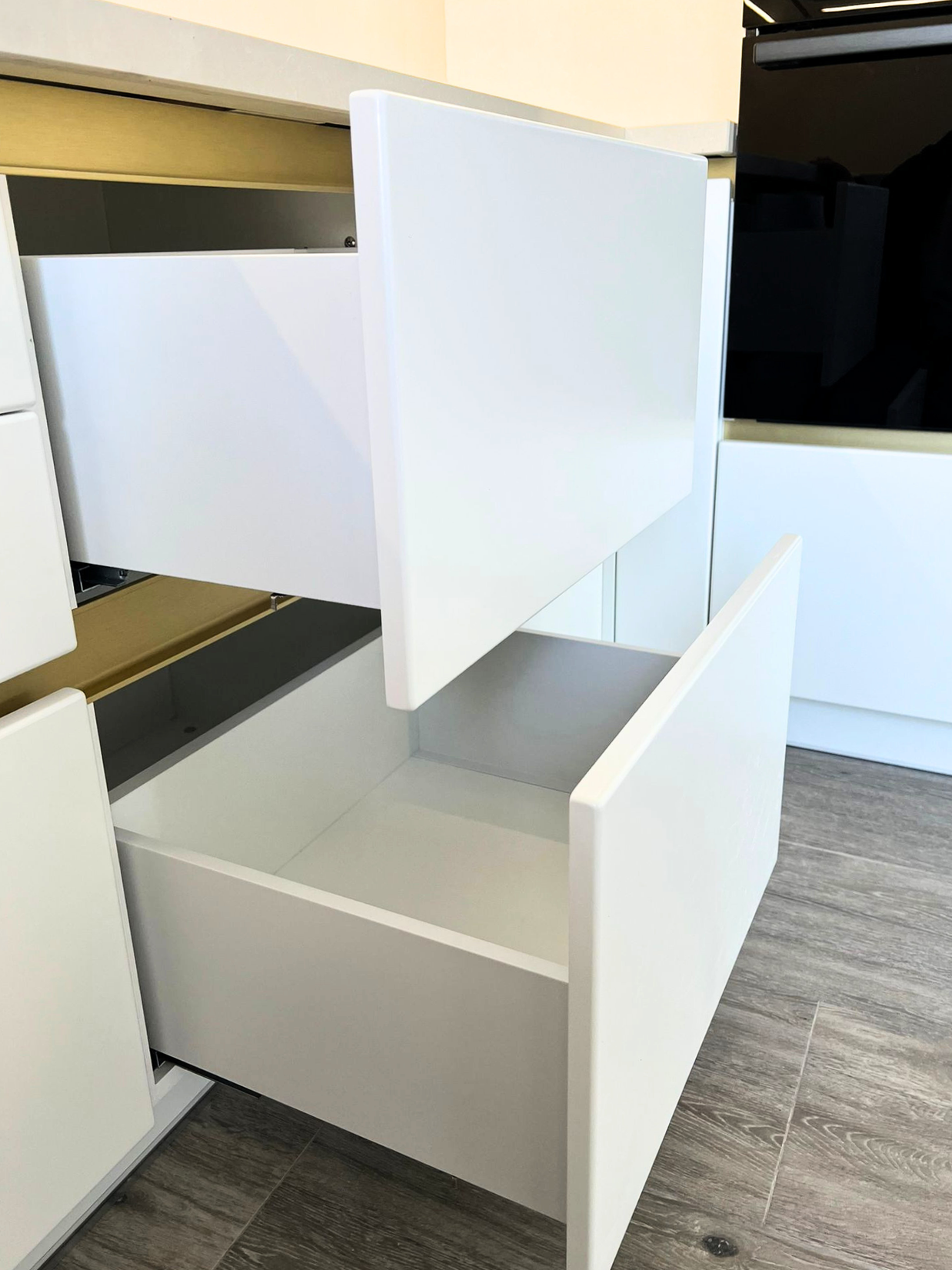 Mobilier de bucătărie NORVINIA, cu fronturi din MDF termoformat și mânere tip profil GOLA și blat din cuarț compozit