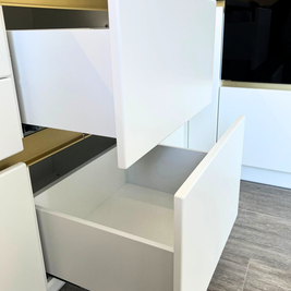 Mobilier de bucătărie NORVINIA, cu fronturi din MDF termoformat și mânere tip profil GOLA și blat din cuarț compozit