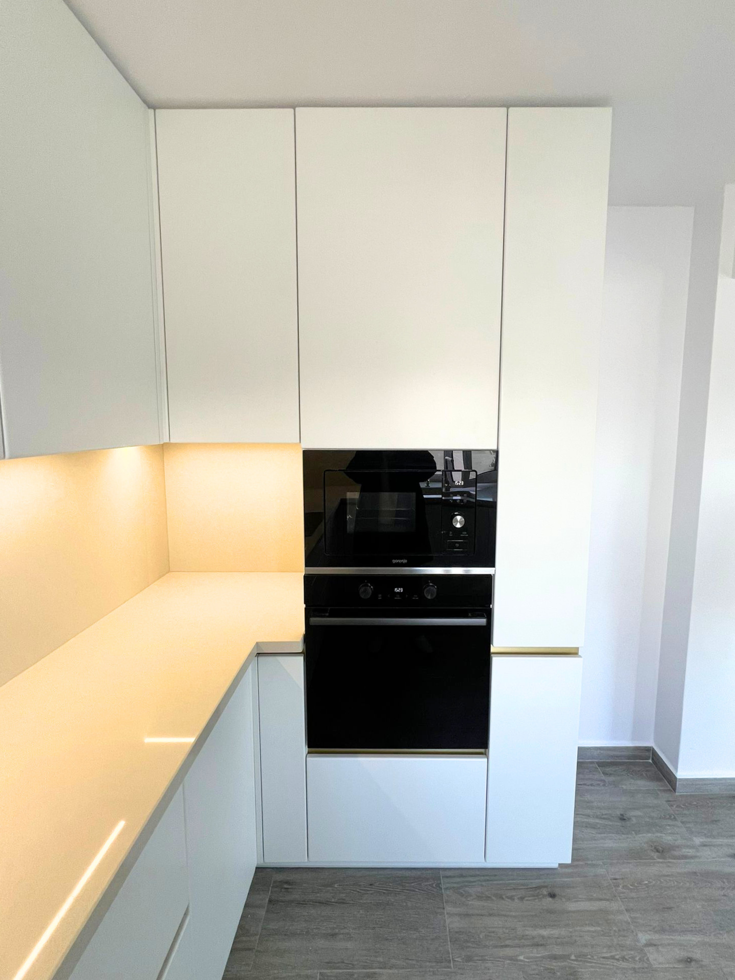 Mobilier de bucătărie NORVINIA, cu fronturi din MDF termoformat și mânere tip profil GOLA și blat din cuarț compozit