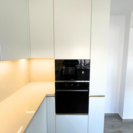 Mobilier de bucătărie NORVINIA, cu fronturi din MDF termoformat și mânere tip profil GOLA și blat din cuarț compozit