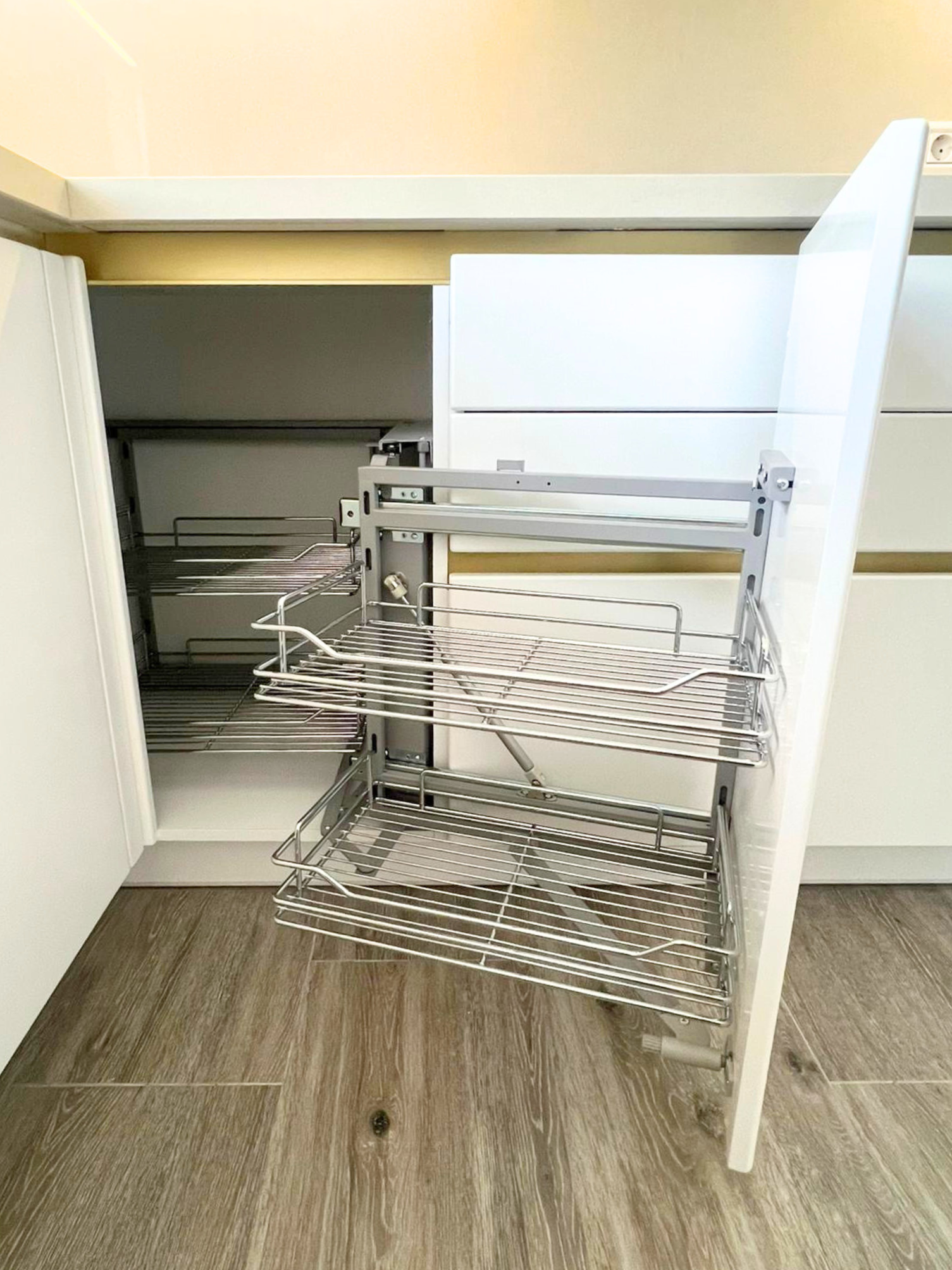 Mobilier de bucătărie NORVINIA, cu fronturi din MDF termoformat și mânere tip profil GOLA și blat din cuarț compozit