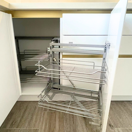 Mobilier de bucătărie NORVINIA, cu fronturi din MDF termoformat și mânere tip profil GOLA și blat din cuarț compozit