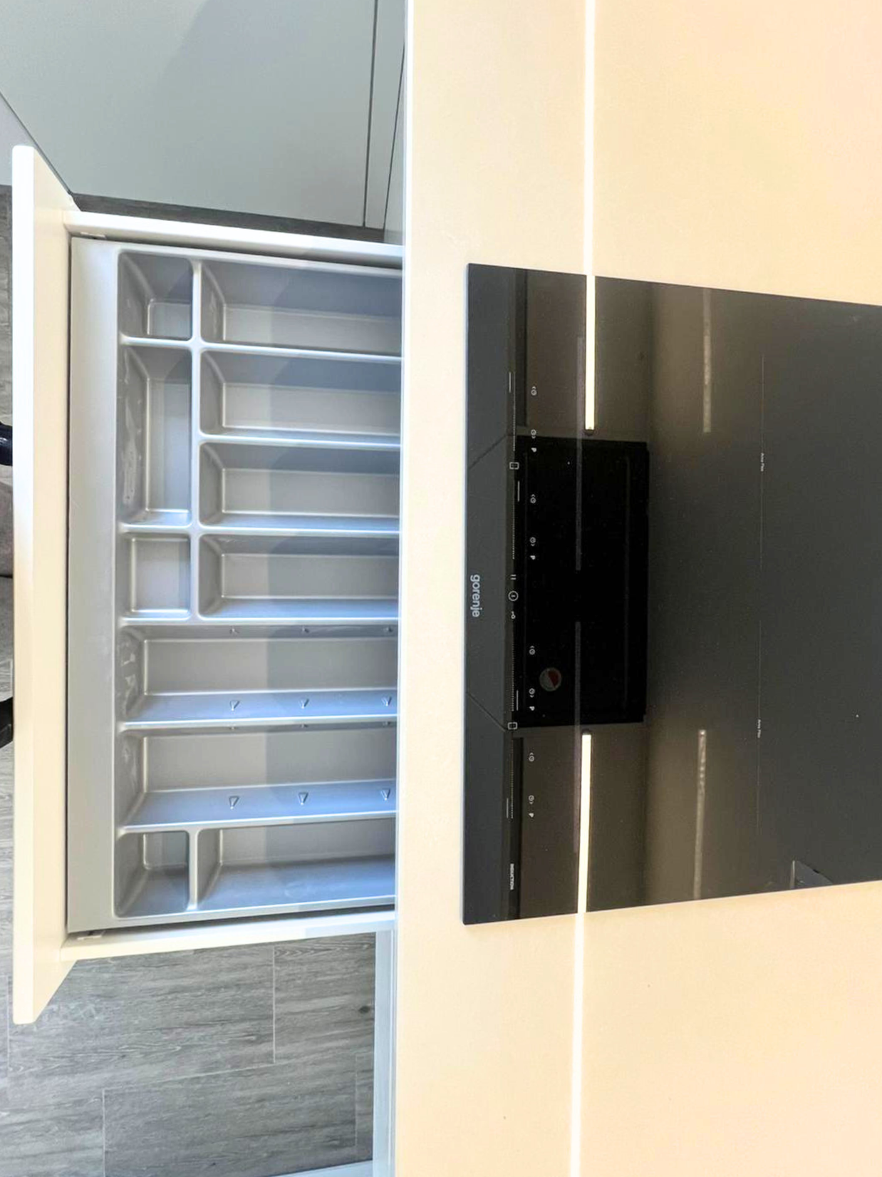 Mobilier de bucătărie NORVINIA, cu fronturi din MDF termoformat și mânere tip profil GOLA și blat din cuarț compozit