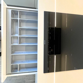 Mobilier de bucătărie NORVINIA, cu fronturi din MDF termoformat și mânere tip profil GOLA și blat din cuarț compozit