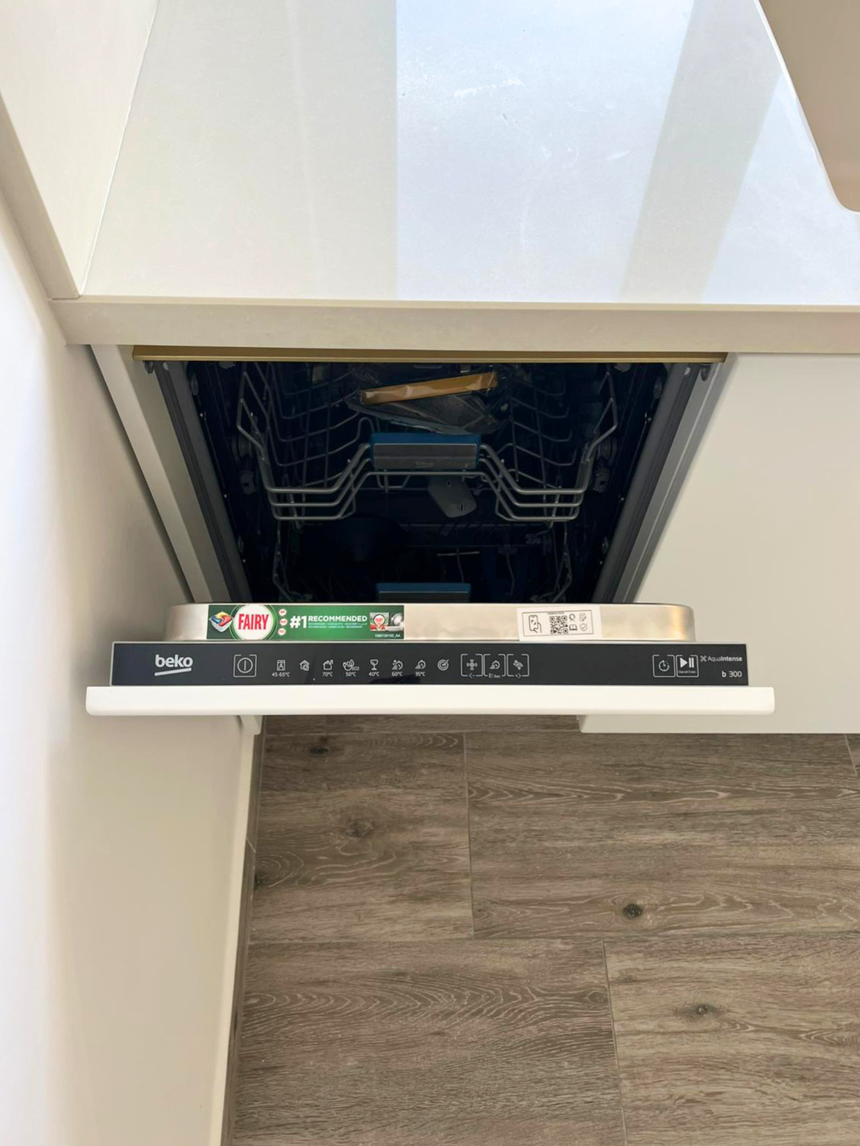 Mobilier de bucătărie NORVINIA, cu fronturi din MDF termoformat și mânere tip profil GOLA și blat din cuarț compozit