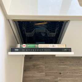 Mobilier de bucătărie NORVINIA, cu fronturi din MDF termoformat și mânere tip profil GOLA și blat din cuarț compozit