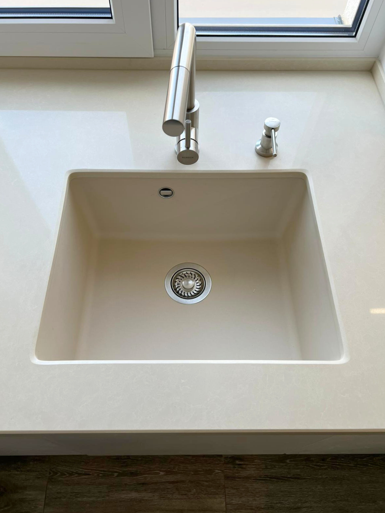 Mobilier de bucătărie NORVINIA, cu fronturi din MDF termoformat și mânere tip profil GOLA și blat din cuarț compozit