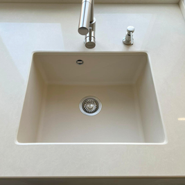 Mobilier de bucătărie NORVINIA, cu fronturi din MDF termoformat și mânere tip profil GOLA și blat din cuarț compozit
