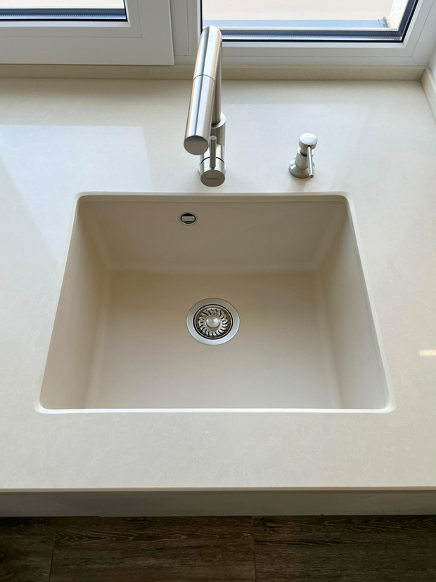 Mobilier de bucătărie NORVINIA, cu fronturi din MDF termoformat și mânere tip profil GOLA și blat din cuarț compozit