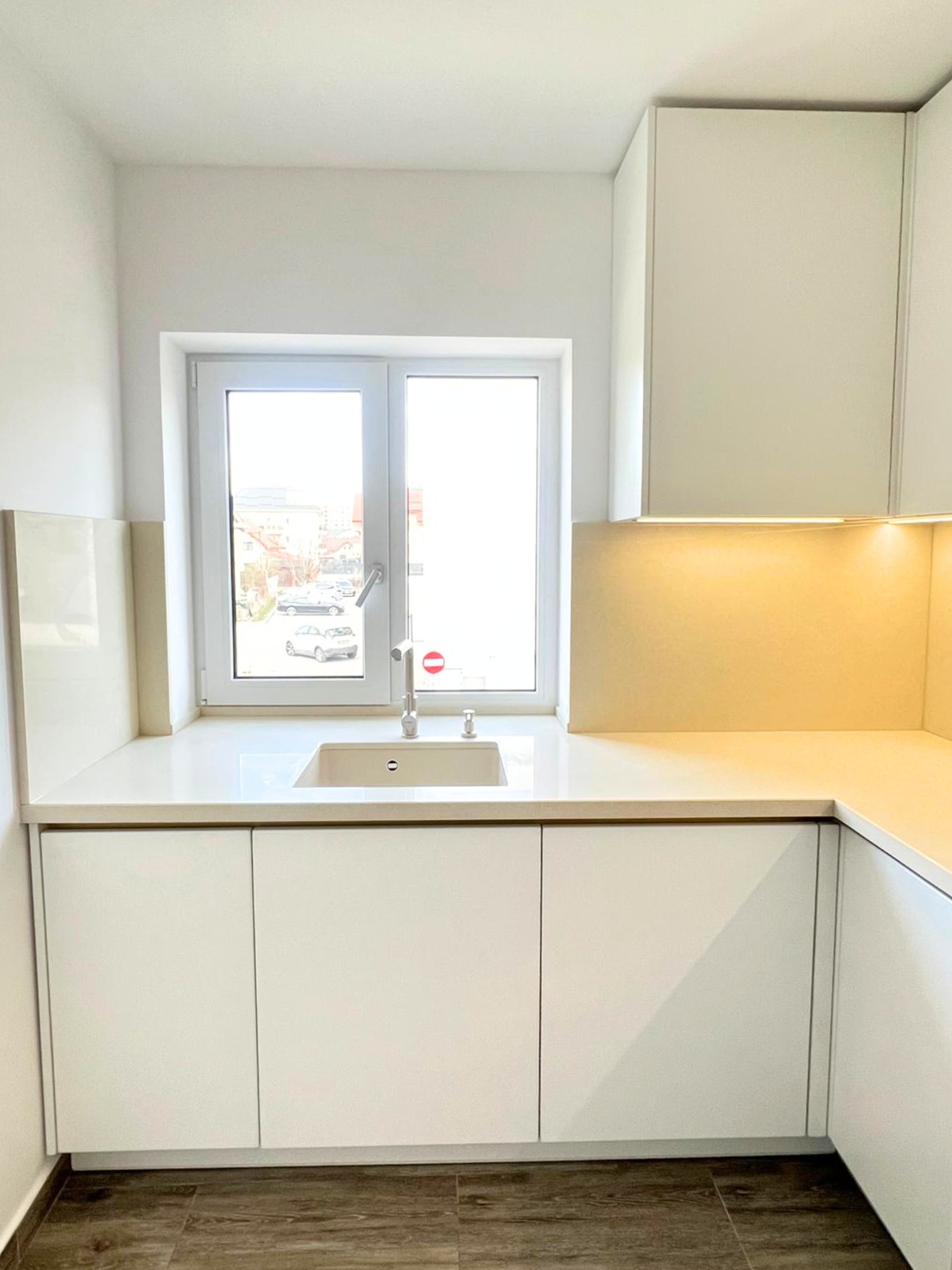 Mobilier de bucătărie NORVINIA, cu fronturi din MDF termoformat și mânere tip profil GOLA și blat din cuarț compozit