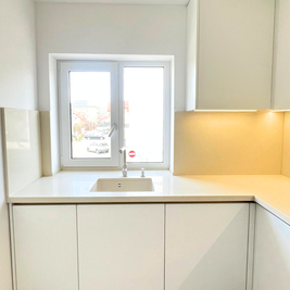 Mobilier de bucătărie NORVINIA, cu fronturi din MDF termoformat și mânere tip profil GOLA și blat din cuarț compozit