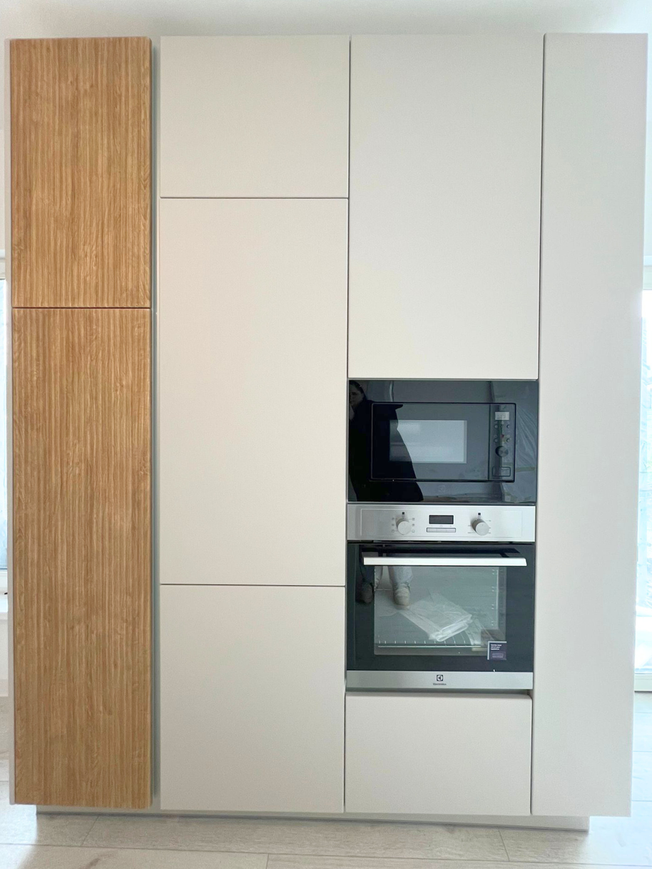 Mobilier de bucătărie NORVINIA, cu fronturi din MDF termoformat și mânere tip profil GOLA și blat din cuarț compozit