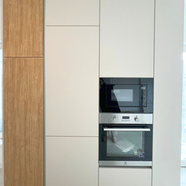 Mobilier de bucătărie NORVINIA, cu fronturi din MDF termoformat și mânere tip profil GOLA și blat din cuarț compozit