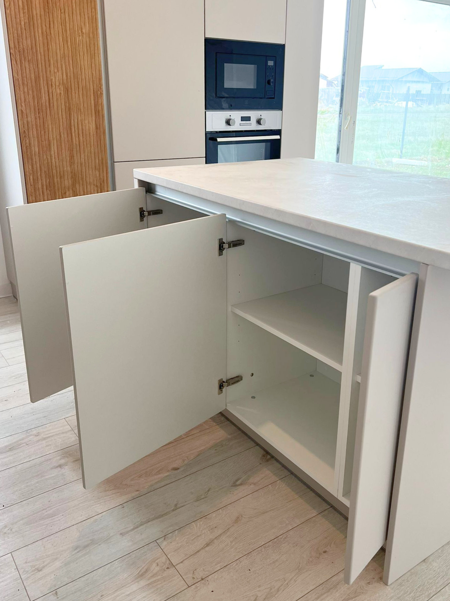 Mobilier de bucătărie NORVINIA, cu fronturi din MDF termoformat și mânere tip profil GOLA și blat din cuarț compozit