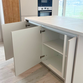 Mobilier de bucătărie NORVINIA, cu fronturi din MDF termoformat și mânere tip profil GOLA și blat din cuarț compozit