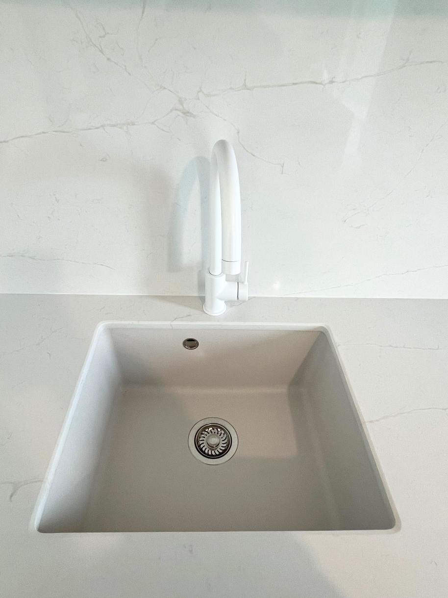 Mobilier de bucătărie NORVINIA, cu fronturi din MDF termoformat și mânere tip profil GOLA și blat din cuarț compozit