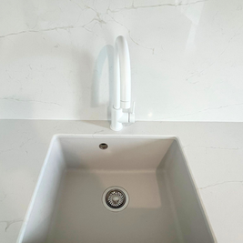 Mobilier de bucătărie NORVINIA, cu fronturi din MDF termoformat și mânere tip profil GOLA și blat din cuarț compozit