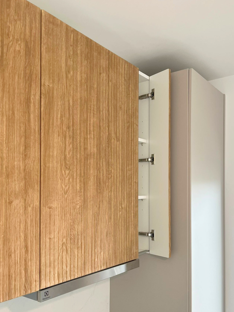 Mobilier de bucătărie NORVINIA, cu fronturi din MDF termoformat și mânere tip profil GOLA și blat din cuarț compozit