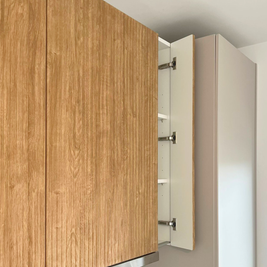 Mobilier de bucătărie NORVINIA, cu fronturi din MDF termoformat și mânere tip profil GOLA și blat din cuarț compozit