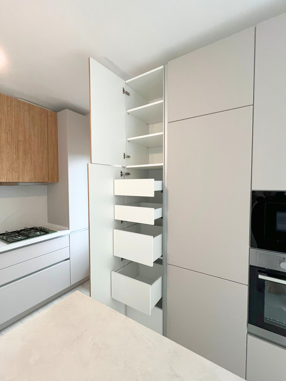 Mobilier de bucătărie NORVINIA, cu fronturi din MDF termoformat și mânere tip profil GOLA și blat din cuarț compozit