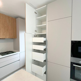 Mobilier de bucătărie NORVINIA, cu fronturi din MDF termoformat și mânere tip profil GOLA și blat din cuarț compozit