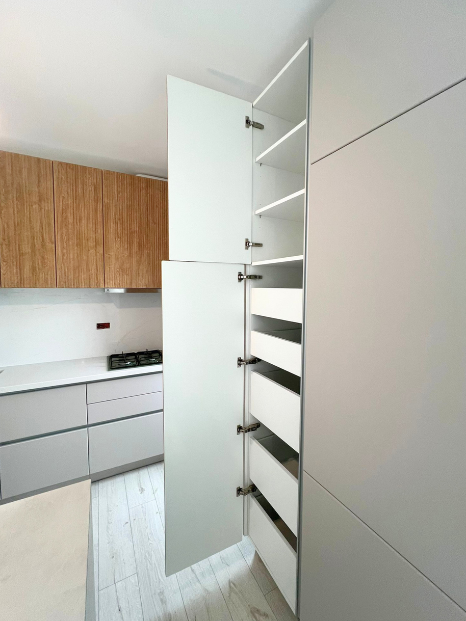 Mobilier de bucătărie NORVINIA, cu fronturi din MDF termoformat și mânere tip profil GOLA și blat din cuarț compozit