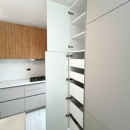 Mobilier de bucătărie NORVINIA, cu fronturi din MDF termoformat și mânere tip profil GOLA și blat din cuarț compozit