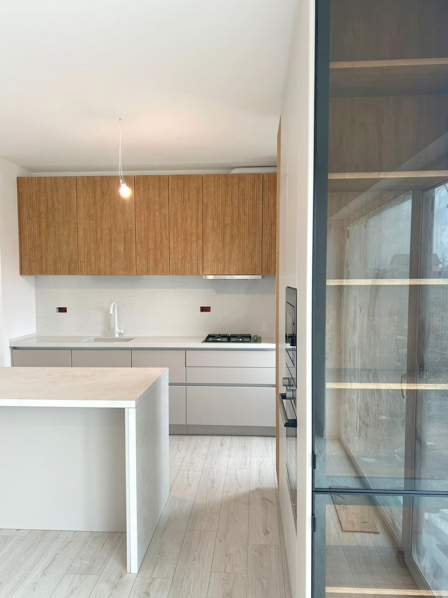 Mobilier de bucătărie NORVINIA, cu fronturi din MDF termoformat și mânere tip profil GOLA și blat din cuarț compozit