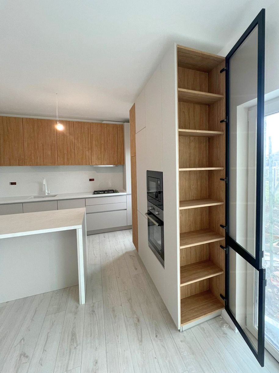 Mobilier de bucătărie NORVINIA, cu fronturi din MDF termoformat și mânere tip profil GOLA și blat din cuarț compozit