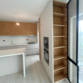 Mobilier de bucătărie NORVINIA, cu fronturi din MDF termoformat și mânere tip profil GOLA și blat din cuarț compozit