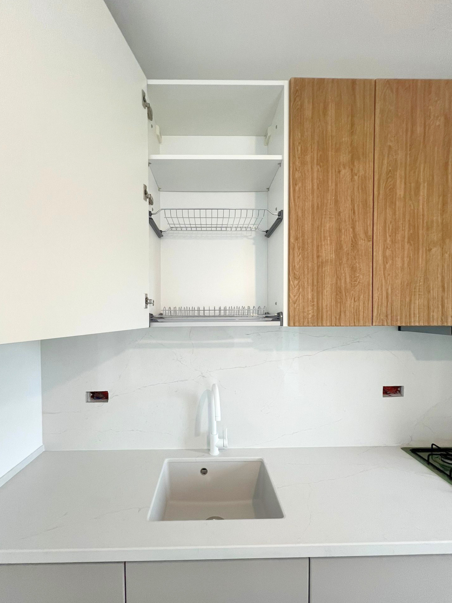 Mobilier de bucătărie NORVINIA, cu fronturi din MDF termoformat și mânere tip profil GOLA și blat din cuarț compozit