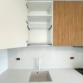 Mobilier de bucătărie NORVINIA, cu fronturi din MDF termoformat și mânere tip profil GOLA și blat din cuarț compozit