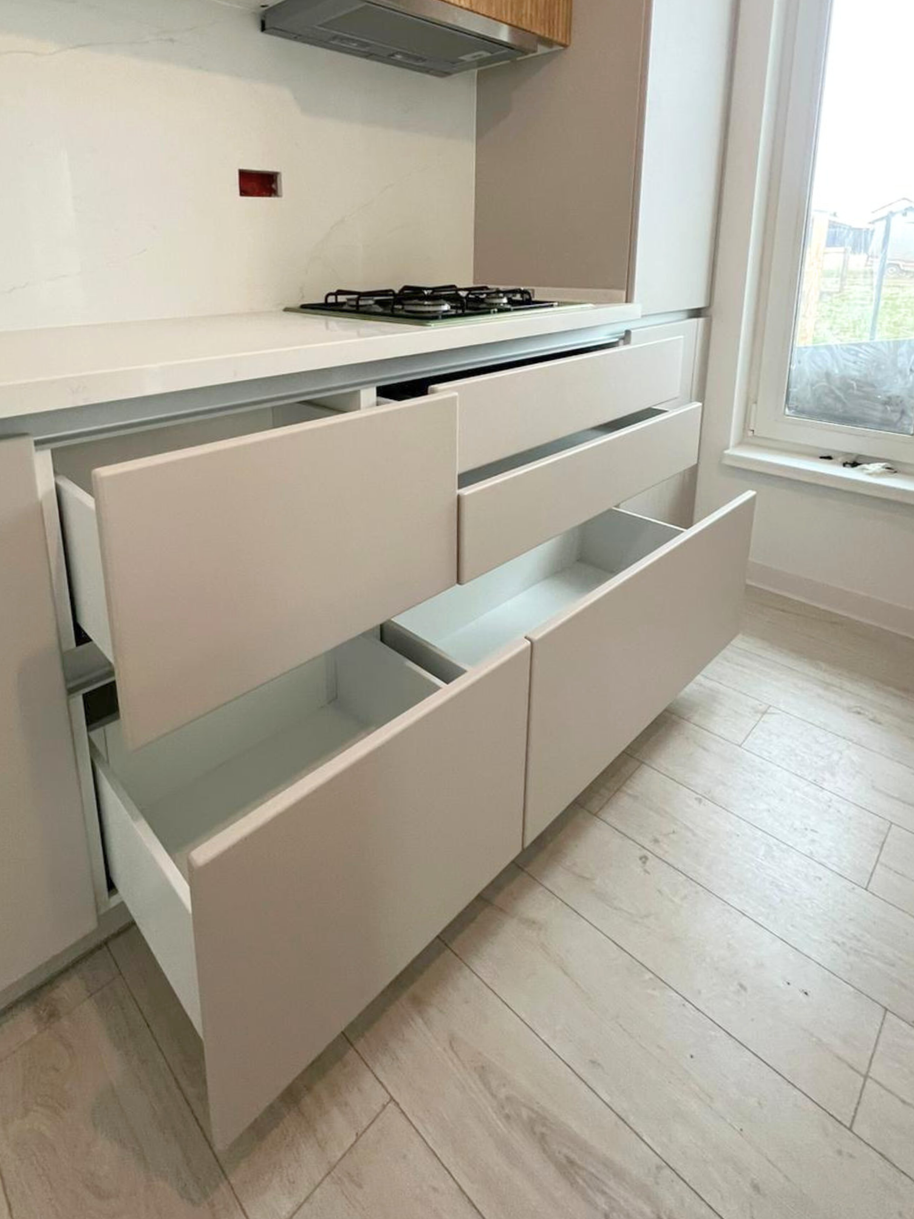 Mobilier de bucătărie NORVINIA, cu fronturi din MDF termoformat și mânere tip profil GOLA și blat din cuarț compozit