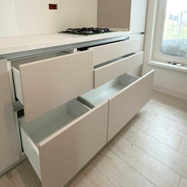 Mobilier de bucătărie NORVINIA, cu fronturi din MDF termoformat și mânere tip profil GOLA și blat din cuarț compozit