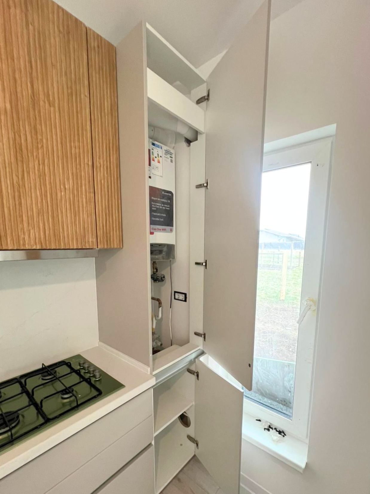 Mobilier de bucătărie NORVINIA, cu fronturi din MDF termoformat și mânere tip profil GOLA și blat din cuarț compozit