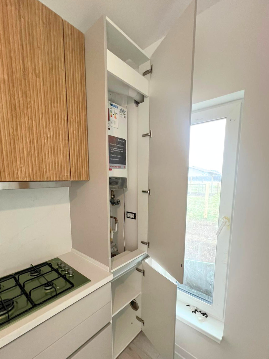 Mobilier de bucătărie NORVINIA, cu fronturi din MDF termoformat și mânere tip profil GOLA și blat din cuarț compozit