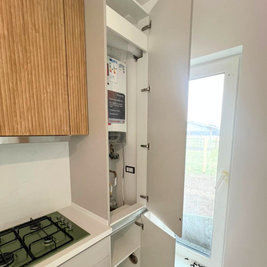 Mobilier de bucătărie NORVINIA, cu fronturi din MDF termoformat și mânere tip profil GOLA și blat din cuarț compozit