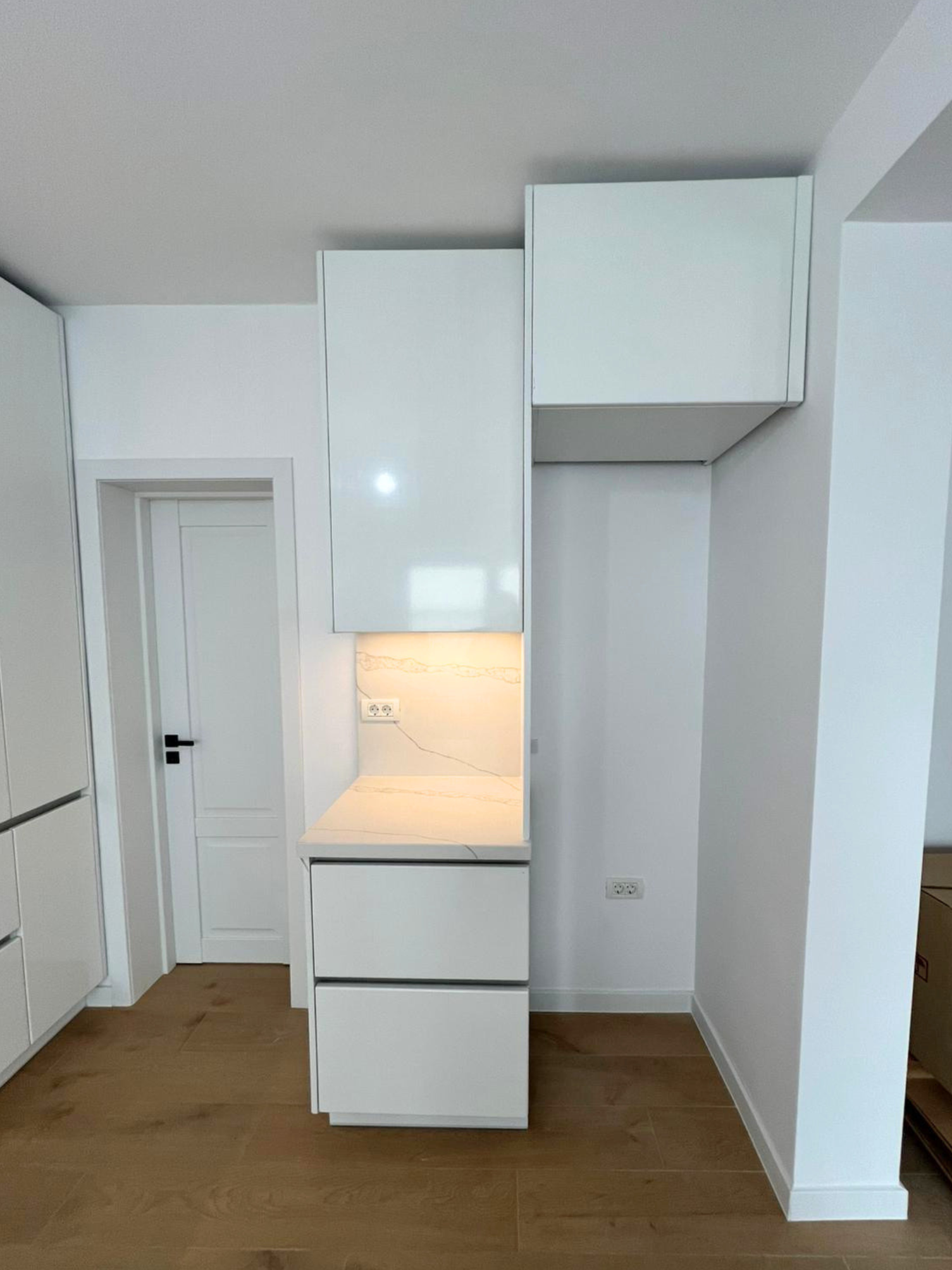 Mobilier de bucătărie NORVINIA, cu fronturi albe din MDF termoformat și mânere tip profil GOLA și blat din cuarț compozit