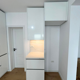 Mobilier de bucătărie NORVINIA, cu fronturi albe din MDF termoformat și mânere tip profil GOLA și blat din cuarț compozit