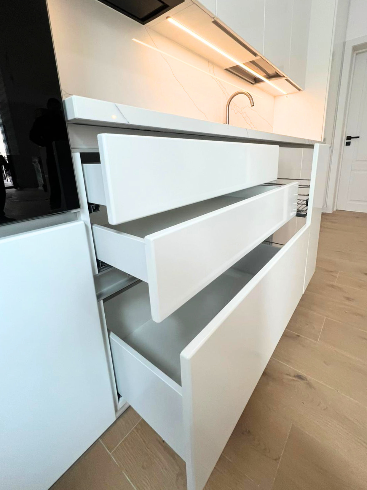 Mobilier de bucătărie NORVINIA, cu fronturi albe din MDF termoformat și mânere tip profil GOLA și blat din cuarț compozit